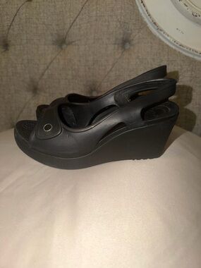 Croc’s Black Women's Wedge Slingback Sandals